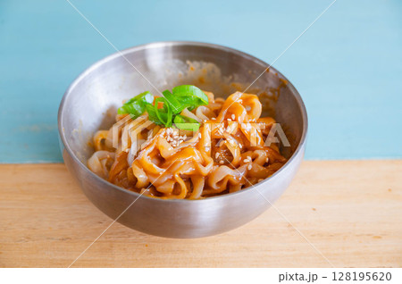 ごまだれを和えて食べるこんにゃく麺 128195620