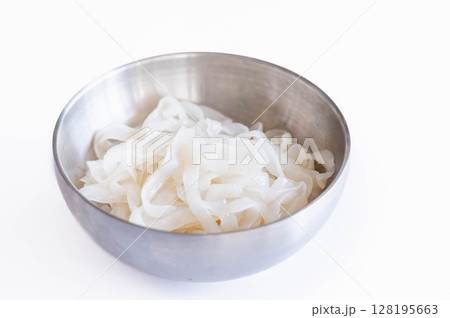 平たいこんにゃく麺 128195663