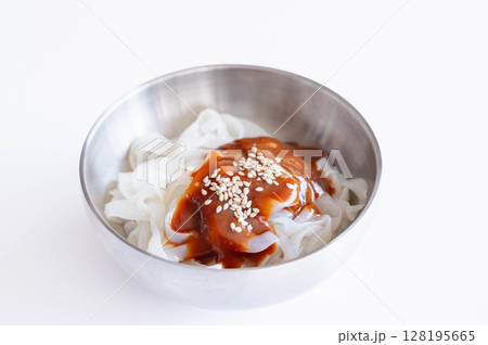 ごまだれをかけたこんにゃく麺 ごまだれをかけたこんにゃく麺 128195665
