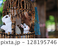 木の上で休むのウサギの親子 128195746