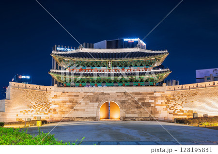 ソウル　夜の南大門（崇礼門） 128195831