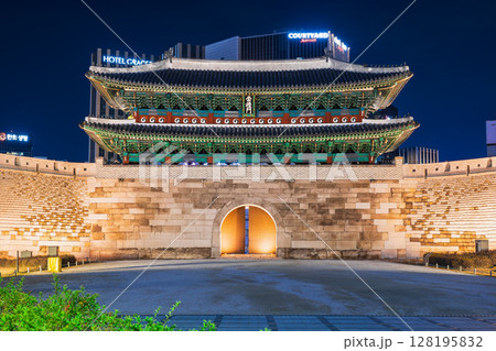 ソウル　夜の南大門（崇礼門） 128195832