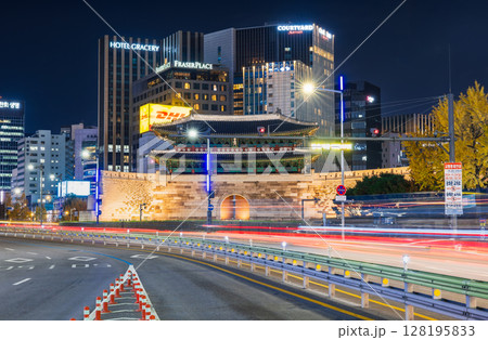 ソウル　夜の南大門（崇礼門） 128195833