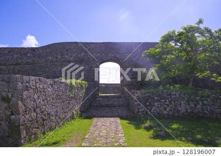 沖縄の中城城跡 沖縄の中城城跡 128196007