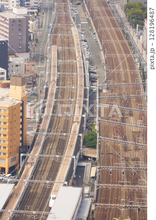 浜松駅と新幹線を俯瞰した風景 128196487