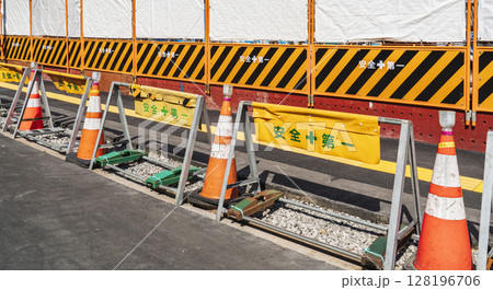 工事現場のガードフェンス【工事・建設・土木・施工管理イメージ】 128196706