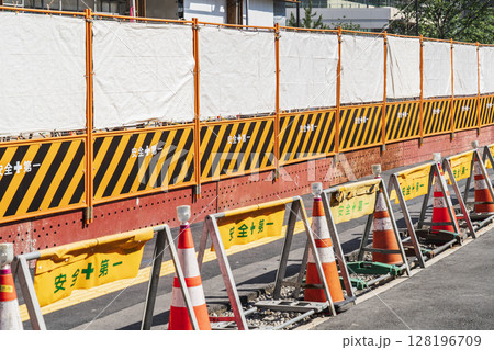 工事現場のガードフェンス【建設・土木・施工管理イメージ】 128196709