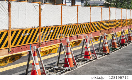 工事現場のガードフェンス【工事・建設・土木・施工管理イメージ】 工事現場のガードフェンス【工事・建設・土木・施工管理イメージ】 128196712