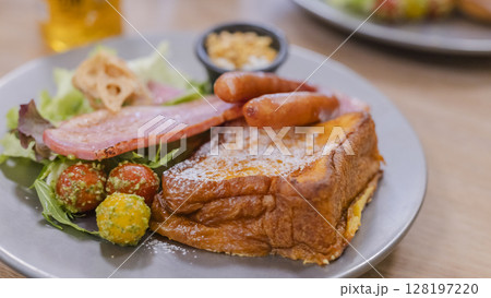 フレンチトースト　ベーコン　ソーセージ　ワンプレート　ランチ　朝食 128197220
