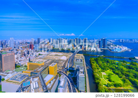日本の東京都市景観 7月。新時代へ。築地市場跡地などを望む。再開発へ…＝4日 128199066