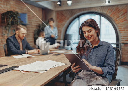 Engaging Collaborative Team Meeting While Utilizing Modern Workspace and Digital Devices 128199581