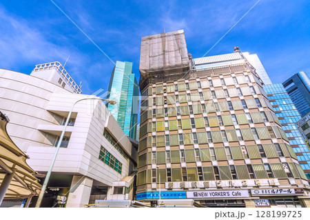 日本の東京都市景観 新橋駅前ビル2号館の屋上広告物解体工事などを望む 日本の東京都市景観 新橋駅前ビル2号館の屋上広告物解体工事などを望む 128199725