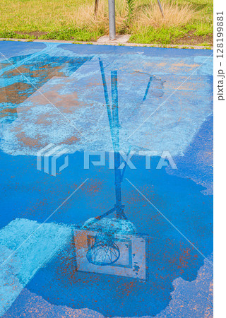 水溜りに映るバスケットゴール 128199881