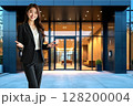 エントランスを案内する女性 128200004