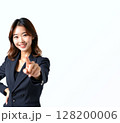 指を指すスーツの女性 128200006