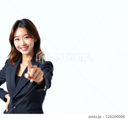 指を指すスーツの女性 128200006
