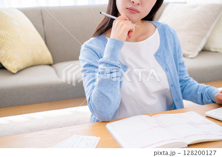 家計簿をつける女性 家計簿をつける女性 128200127