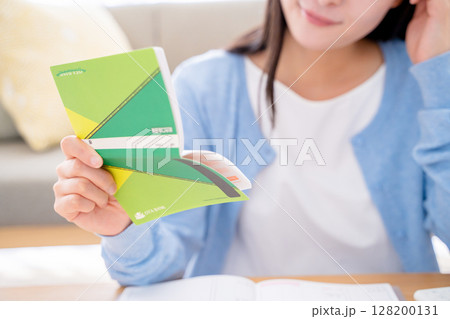 家計簿をつける女性 家計簿をつける女性 128200131