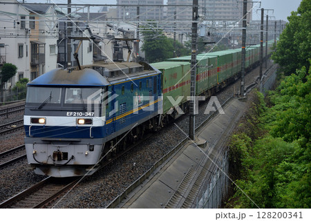 55レ東海道線を走るEF210‐347コンテナ貨物列車 128200341