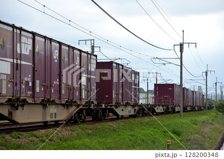 山陽本線を走るコンテナ貨物列車 128200348