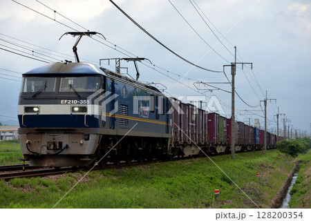 山陽本線を走るEF210-355コンテナ貨物列車 山陽本線を走るEF210-355コンテナ貨物列車 128200354
