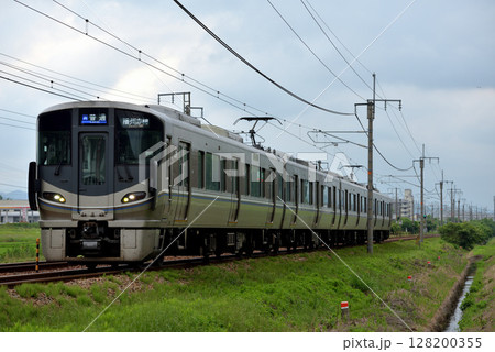 山陽本線を走る225系普通電車4両 128200355
