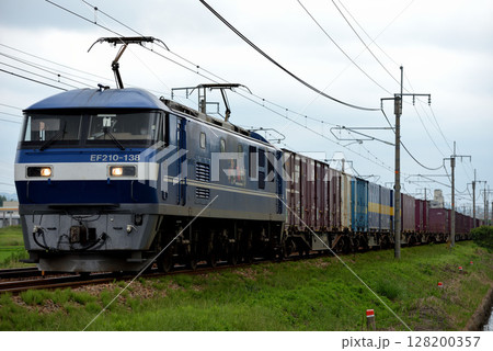 山陽本線を走るEF210-138コンテナ貨物列車 山陽本線を走るEF210-138コンテナ貨物列車 128200357