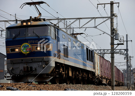 東海道線を走るEF510‐514コンテナ貨物列車 128200359