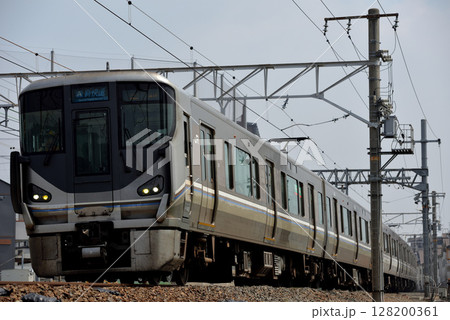 東海道線を走る225系新快速電車 東海道線を走る225系新快速電車 128200361