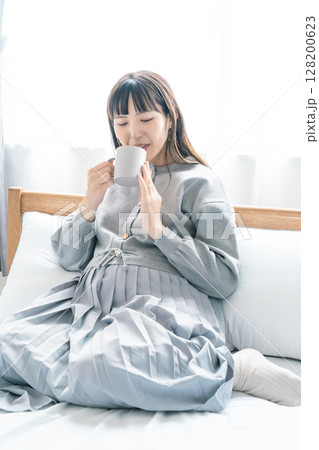 妊娠中におすすめの飲み物を飲む妊婦 128200623