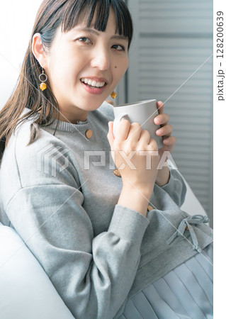 妊娠中におすすめの飲み物を飲む妊婦 128200639