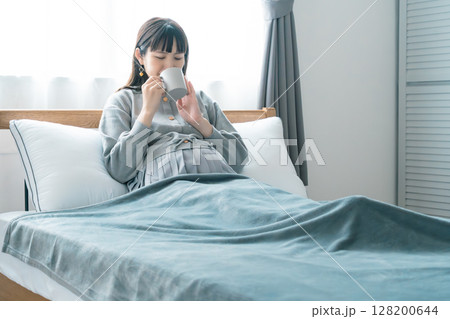 妊娠中におすすめの飲み物を飲む妊婦 128200644