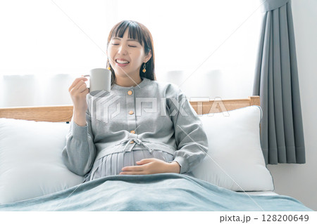 妊娠中におすすめの飲み物を飲む妊婦 妊娠中におすすめの飲み物を飲む妊婦 128200649