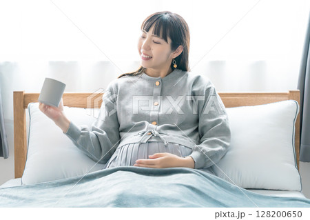 妊娠中におすすめの飲み物を飲む妊婦 妊娠中におすすめの飲み物を飲む妊婦 128200650