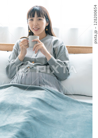 妊娠中におすすめの飲み物を飲む妊婦 妊娠中におすすめの飲み物を飲む妊婦 128200654