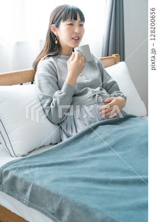 妊娠中におすすめの飲み物を飲む妊婦 妊娠中におすすめの飲み物を飲む妊婦 128200656