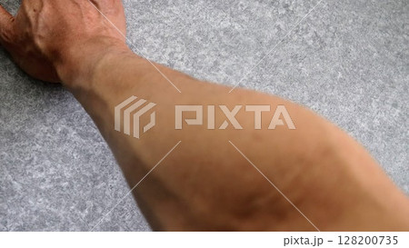 日本人男性の右腕のクローズアップ 日本人男性の右腕のクローズアップ 128200735