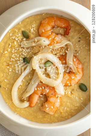 Portion of hummus with fried shrimps and squid 128200809