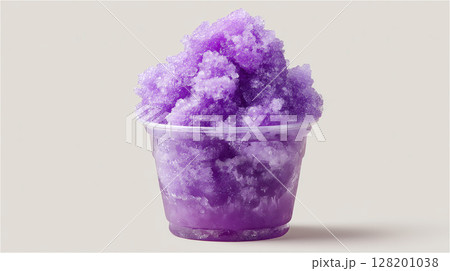 プラスチックカップに山盛りにされた、夏祭りの定番ぶどう味の紫のかき氷 128201038
