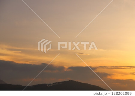 夕焼け空 雲 山地 夕焼け空 雲 山地 128201099