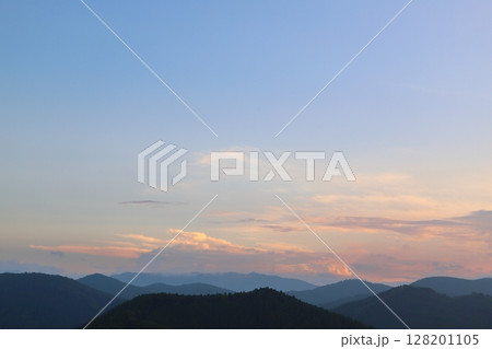夕焼け空　雲　山地 128201105