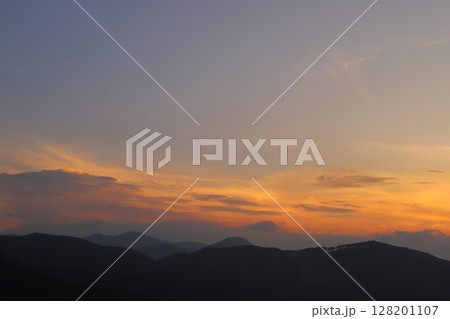 夕焼け空 雲 山地 夕焼け空 雲 山地 128201107