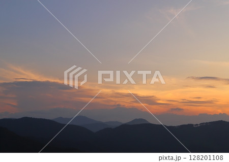 夕焼け空 雲 山地 夕焼け空 雲 山地 128201108