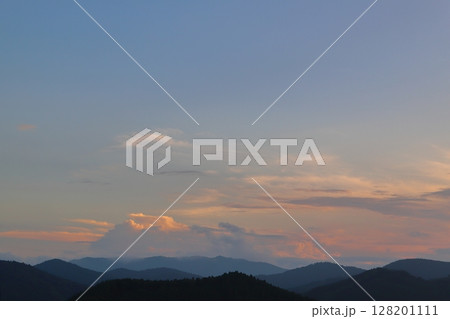 夕焼け空 雲 山地 夕焼け空 雲 山地 128201111