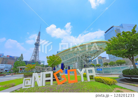 愛知県名古屋市、名古屋テレビ塔と水の宇宙船の風景 128201233