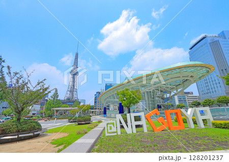 愛知県名古屋市、名古屋テレビ塔と水の宇宙船の風景 128201237