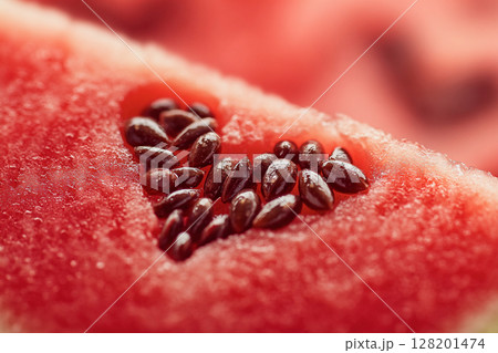 ハート型に並べられたスイカの種のマクロ写真 128201474