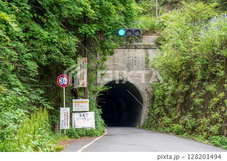 京都の心霊スポット、緑の信号が灯る清滝トンネル。京都府、京都市、右京区 128201494