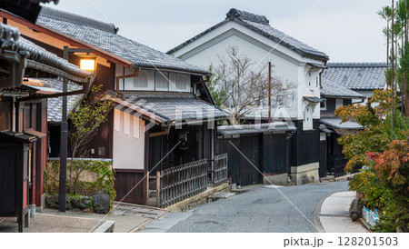 愛宕街道、嵯峨鳥居本の伝統的建造物群保存地区と秋の紅葉。京都府、京都市、右京区 128201503