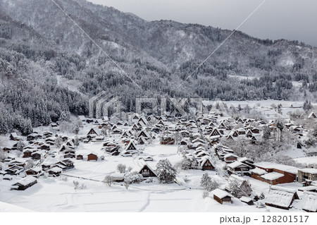 雪に覆われた冬の世界文化遺産　白川村（白川郷）　岐阜県 ：1月 128201517
